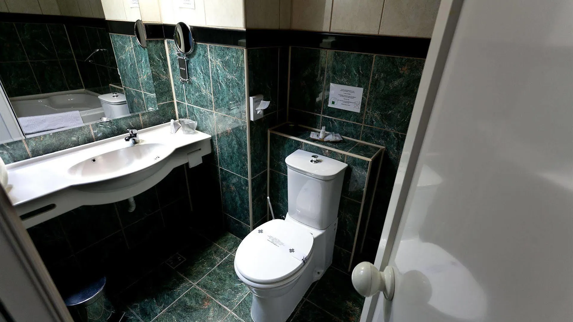 Hotel Dacia Rrt Bucharest 4*,